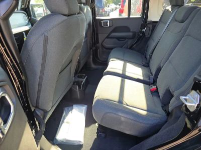 2025 Jeep Wrangler — photo 27 view