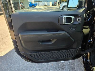 2025 Jeep Wrangler — photo 12 view
