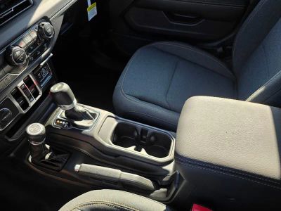 2025 Jeep Wrangler — photo 22 view