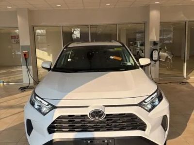 2025 Toyota RAV4 XLE - Photo 10