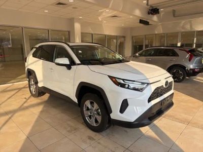 2025 Toyota RAV4 XLE - Photo 9