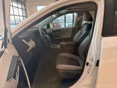 2025 Toyota RAV4 XLE - Photo 11