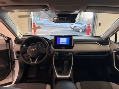 2025 Toyota RAV4 XLE - Photo 13