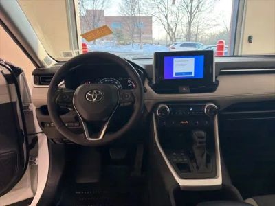 2025 Toyota RAV4 XLE - Photo 14