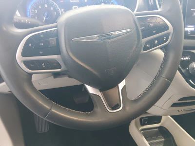 2023 Chrysler Pacifica — photo 12 view