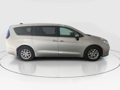 2023 Chrysler Pacifica — photo 8 view