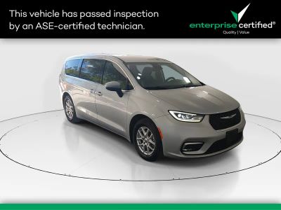 2023 Chrysler Pacifica Touring L FWD — front three-quarter view