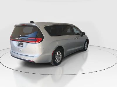 2023 Chrysler Pacifica — photo 7 view