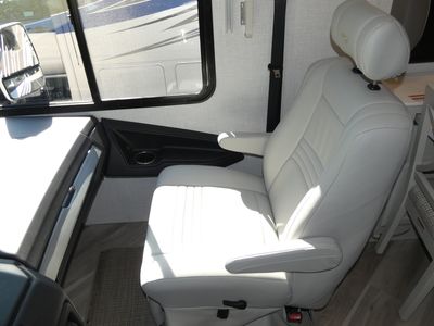 2026 Fleetwood Bounder - Photo 12