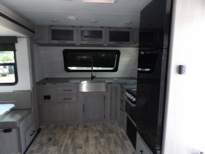 2023 Dutchmen Kodiak Ultimate — photo 11 view