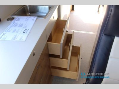 2025 Airstream Rangeline - Photo 33