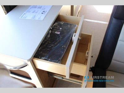 2025 Airstream Rangeline - Photo 35