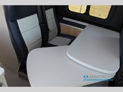 2025 Airstream Rangeline - Photo 27