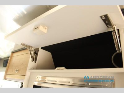 2025 Airstream Rangeline - Photo 39