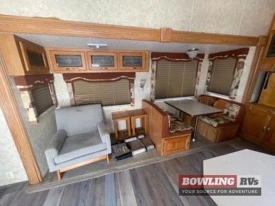 2006 Alumascape 32SKD — engine compartment view
