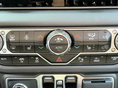 2025 Jeep Wrangler — photo 13 view