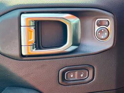 2025 Jeep Wrangler — photo 15 view