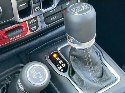 2025 Jeep Wrangler — photo 14 view