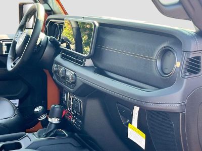 2025 Jeep Wrangler — photo 27 view