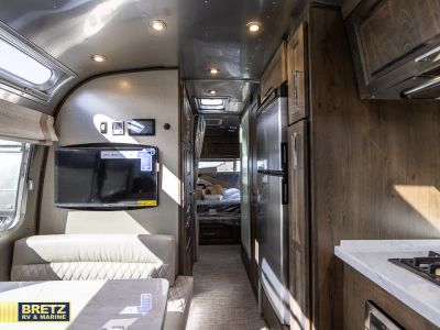 2026 Airstream Classic - Photo 15