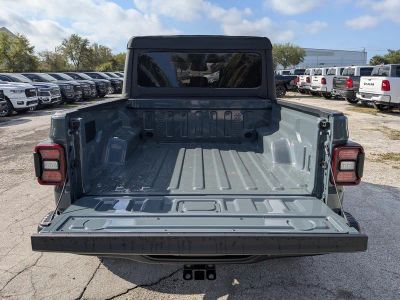 2026 Jeep Gladiator — photo 12 view