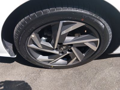2025 Hyundai Elantra - Photo 10