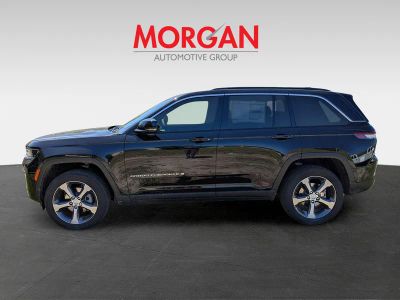 2026 Jeep Grand Cherokee — engine compartment view