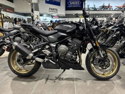 2026 Triumph Trident 800 Jet black — front three-quarter view