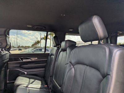 2022 Jeep Wagoneer - Photo 19