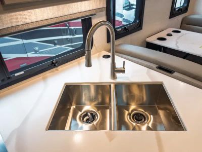2027 Thor Motor Coach OMNI TRAIL — photo 13 view