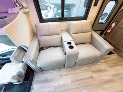 2027 Thor Motor Coach OMNI TRAIL — photo 10 view