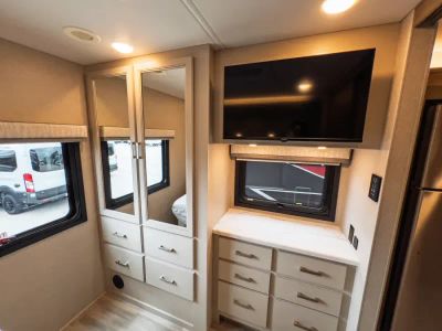 2027 Thor Motor Coach OMNI TRAIL — photo 18 view