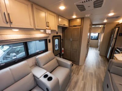 2027 Thor Motor Coach OMNI TRAIL — photo 9 view