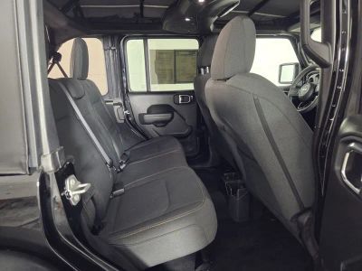 2025 Jeep Wrangler — photo 30 view