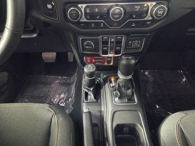 2025 Jeep Wrangler — photo 15 view