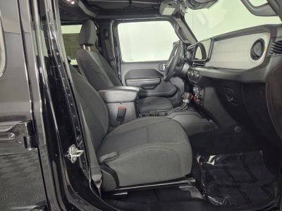 2025 Jeep Wrangler — photo 32 view