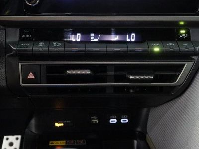 2025 Toyota Camry FWD - Photo 21