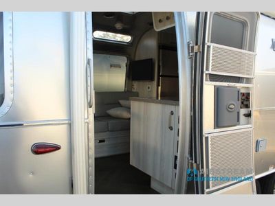 2026 Airstream International — photo 10 view