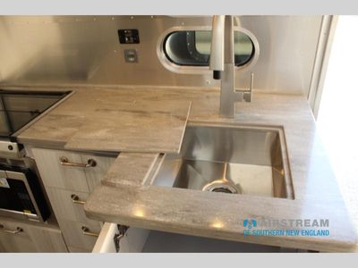2026 Airstream International — photo 22 view