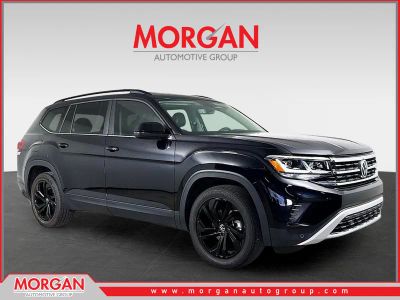 2023 Volkswagen Atlas 2.0T SE w/Technology in Deep Black Pearl — front three-quarter view