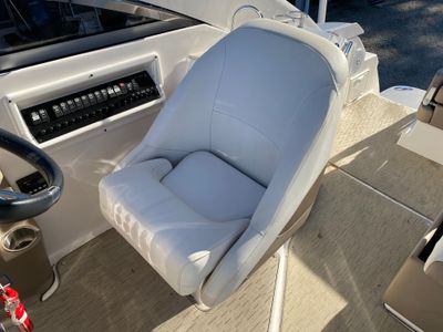 2017 Regal 30 Express - Photo 4