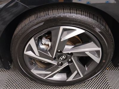 2025 Hyundai Elantra — photo 10 view