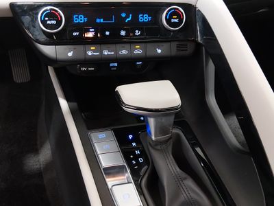 2025 Hyundai Elantra — photo 13 view