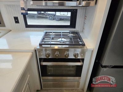 2026 Montana 3532SP — photo 10 view