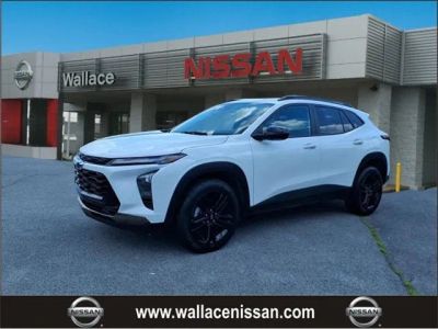 2025 Chevrolet Trax ACTIV in Summit White Gaz — front three-quarter view