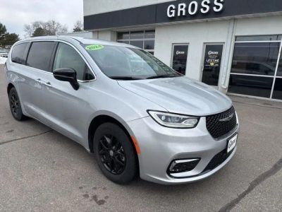 2024 Chrysler Pacifica — side profile view