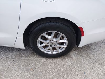 2024 Chrysler Pacifica — photo 10 view