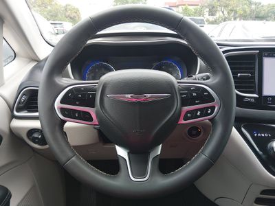 2024 Chrysler Pacifica — photo 12 view