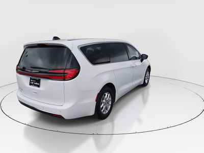 2024 Chrysler Pacifica — photo 7 view