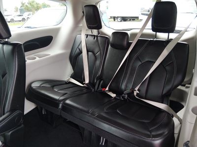 2024 Chrysler Pacifica — photo 17 view